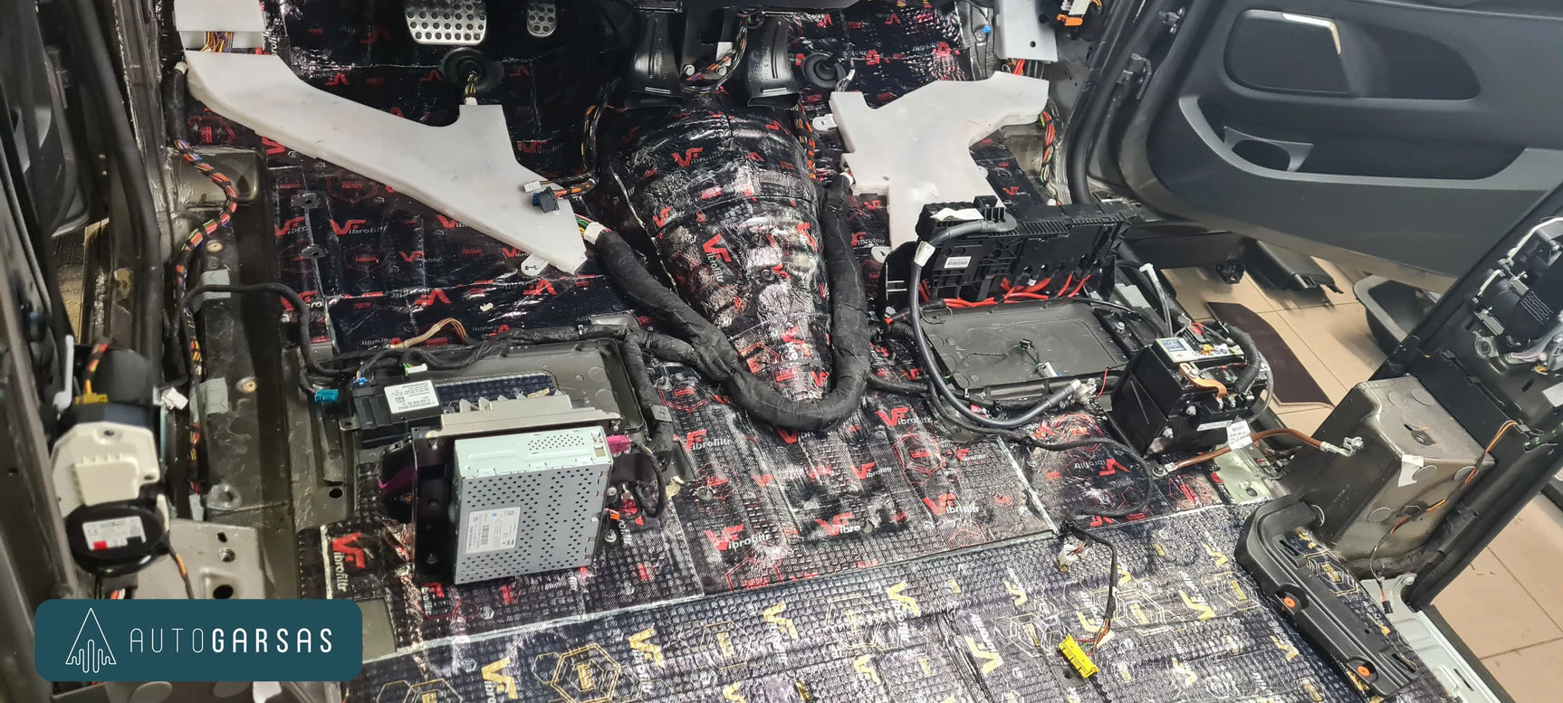 Mercedes-Benz V - Pilna garso izoliacija ir garso aparatūra