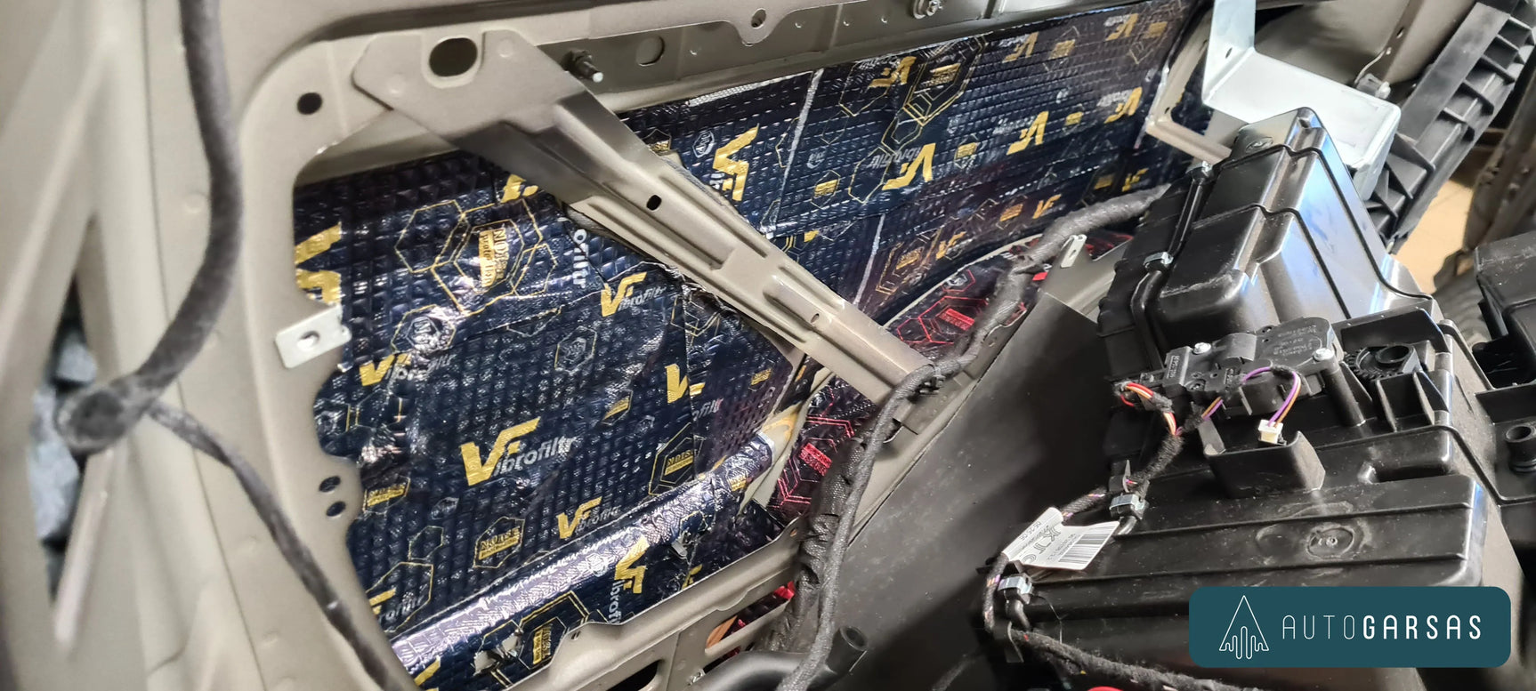 Mercedes-Benz V - Pilna garso izoliacija ir garso aparatūra