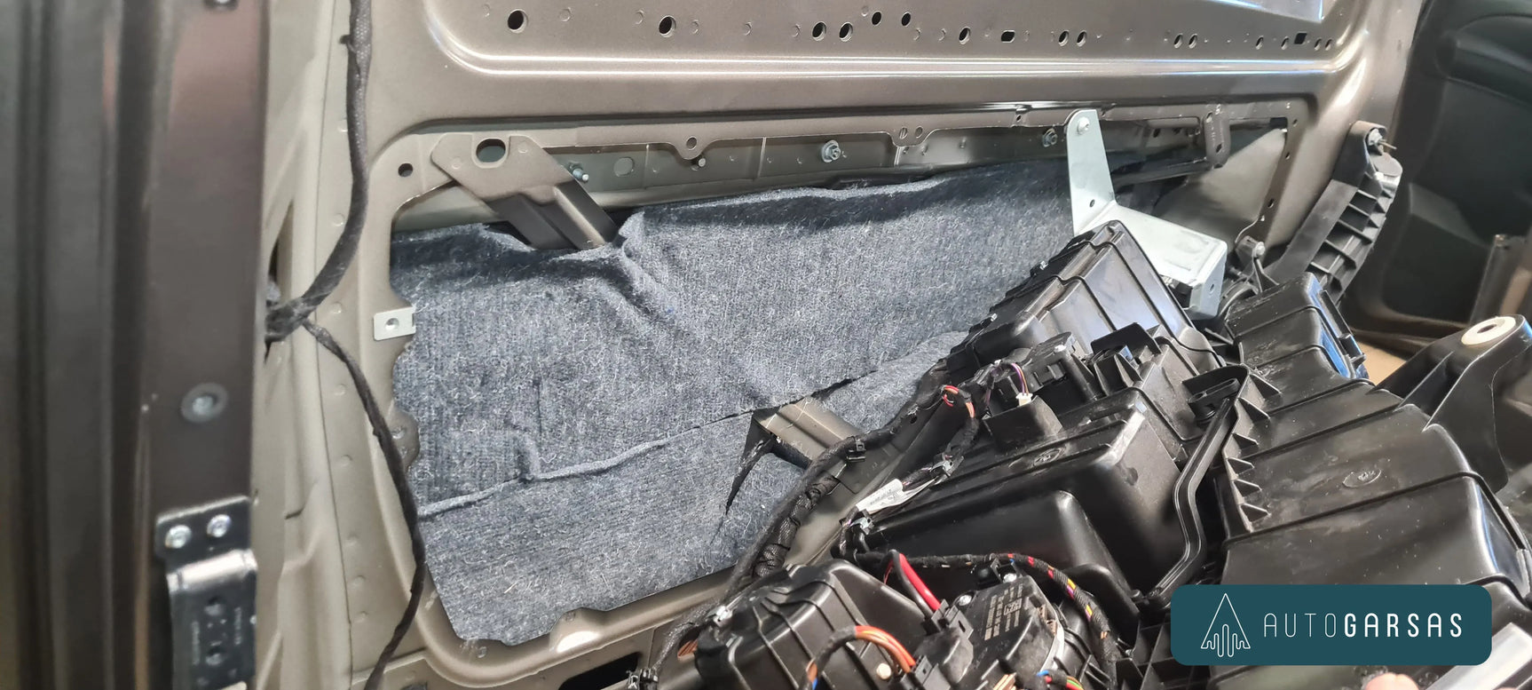 Mercedes-Benz V - Pilna garso izoliacija ir garso aparatūra