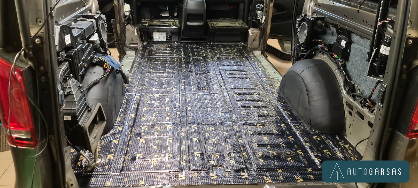 Mercedes-Benz V - Pilna garso izoliacija ir garso aparatūra