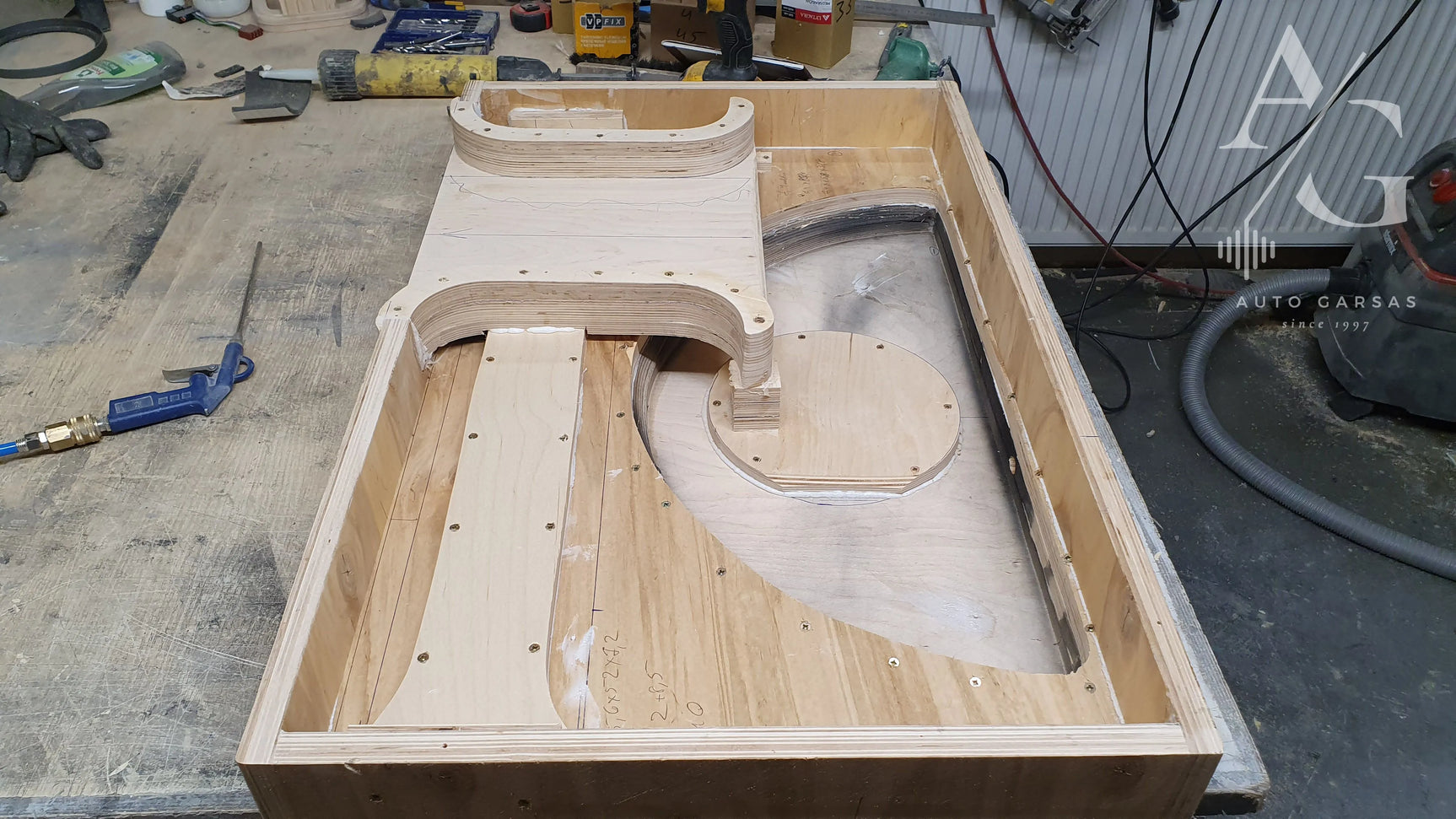 Skoda Kodiaq (2016-2023m) garso aparatūros montavimas, subvuferio gamyba, dalinė garso izoliacija