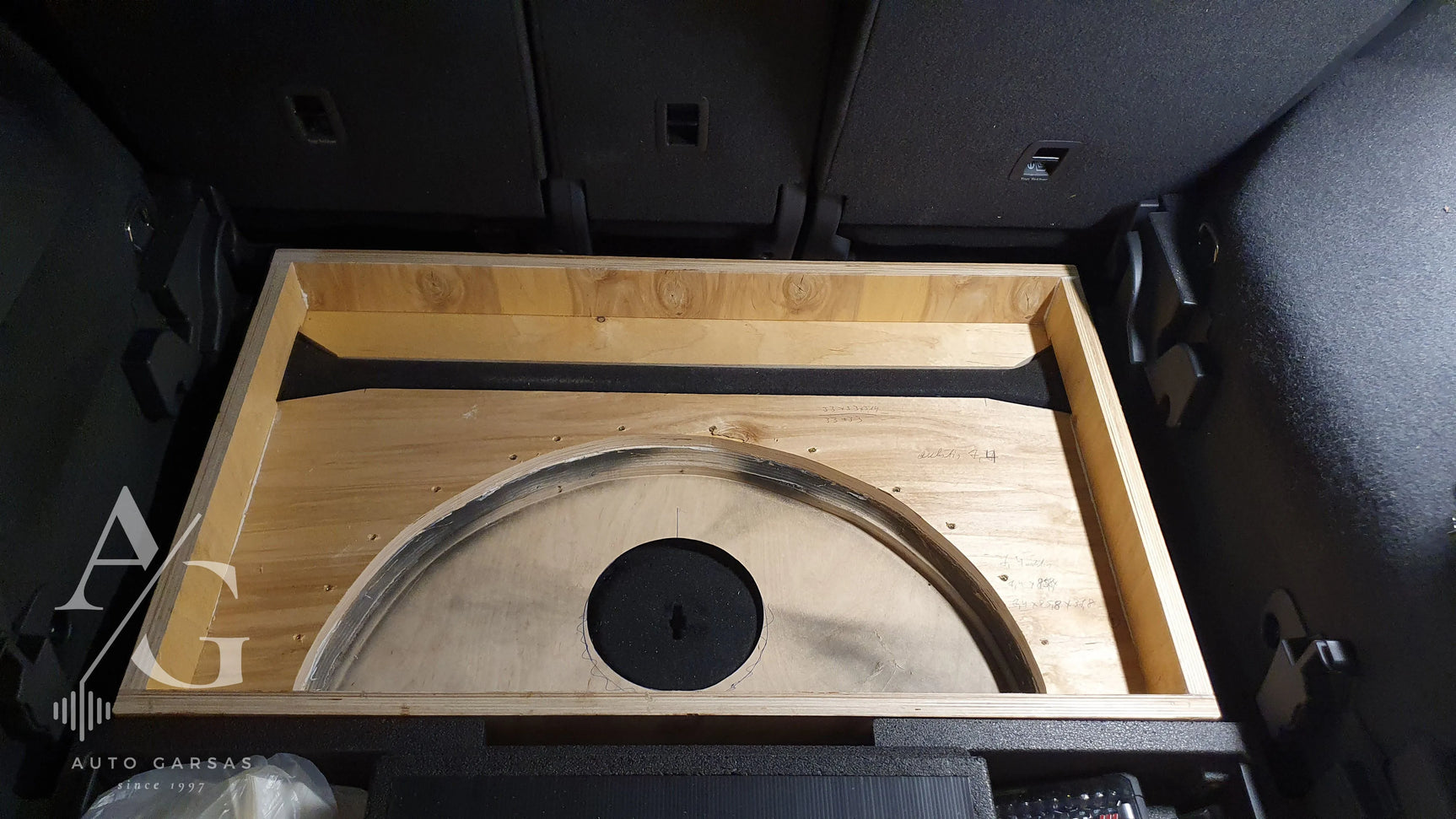 Skoda Kodiaq (2016-2023m) garso aparatūros montavimas, subvuferio gamyba, dalinė garso izoliacija