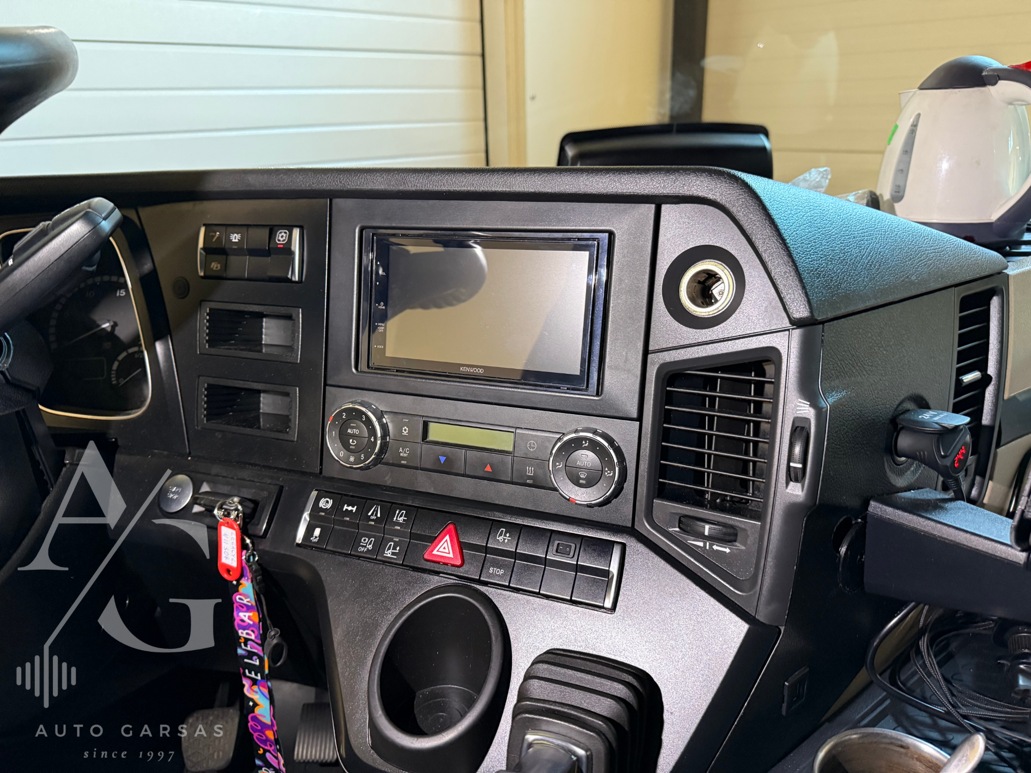 Fūra ACTROS, DMX5020BTS multimedijos montavimas