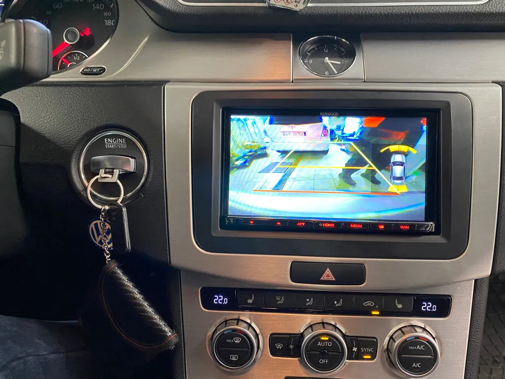 VW Passat multimedijos montavimas ir sąsaja su automobilio elektronika