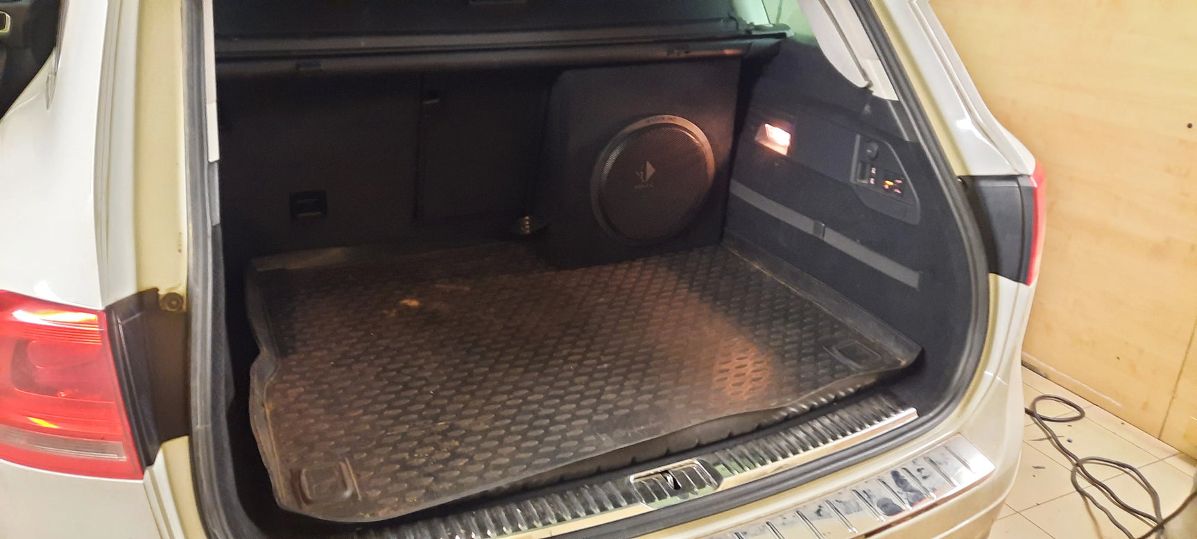 VW Toureg garso aparatūra ir garso izoliacija