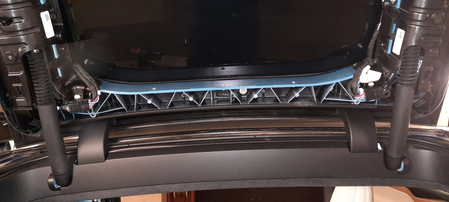 Tesla Model X Pilna garso izoliacija