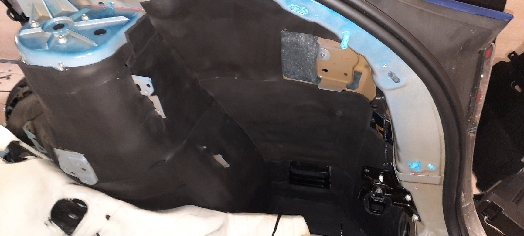 Tesla Model X Pilna garso izoliacija