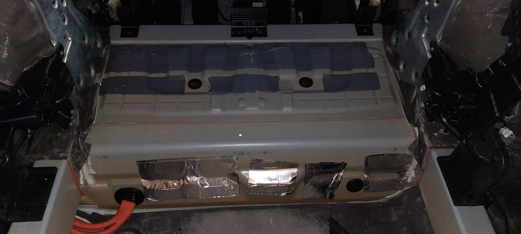 Tesla Model X Pilna garso izoliacija