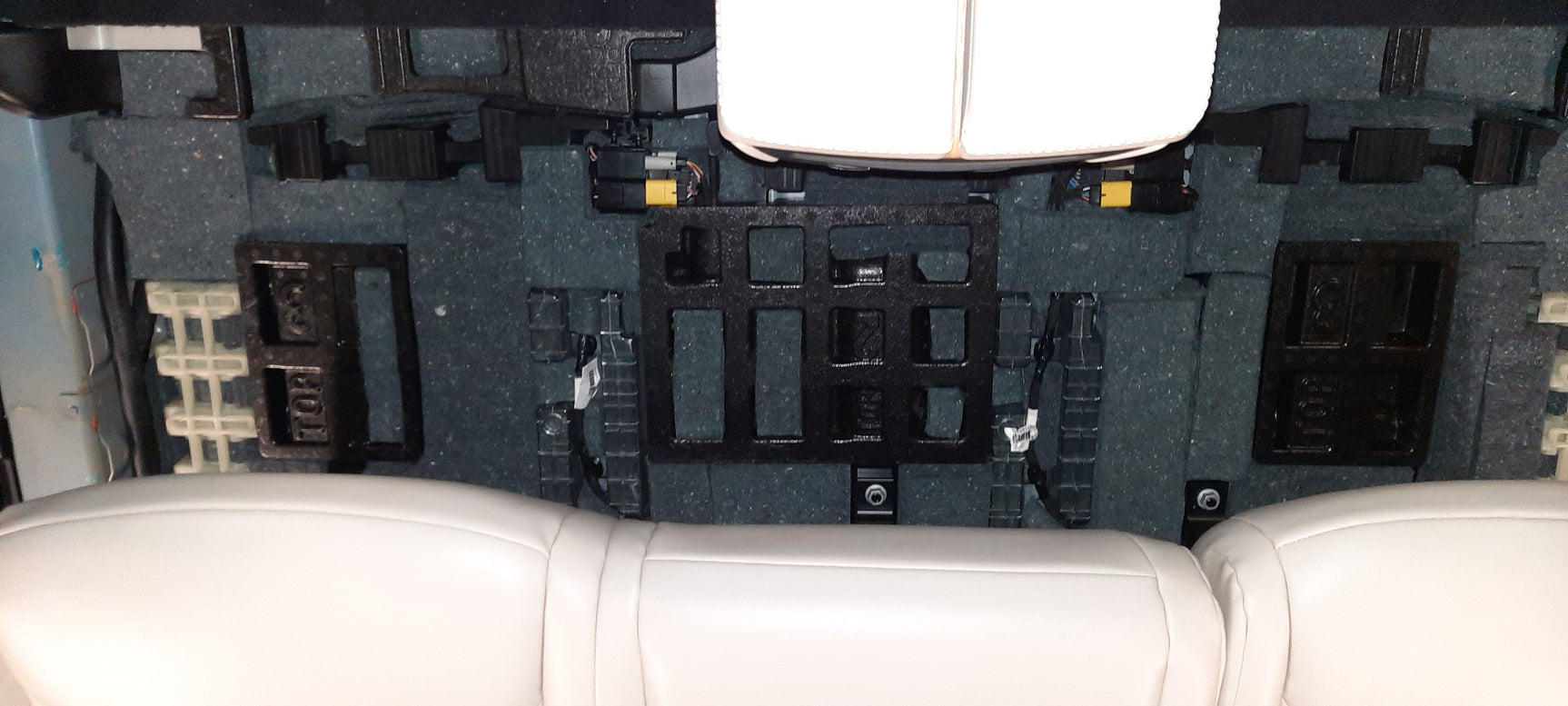 Tesla Model X Pilna garso izoliacija