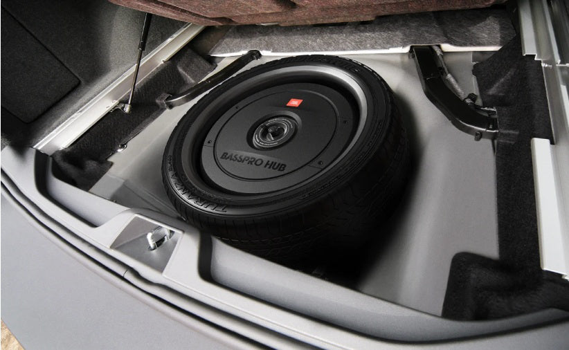 JBL, BassPro HUB aktyvinė žemų dažnių kolonėlė, 27,9cm/11" - Automobilio bagažinėje, ratas su kolonėle