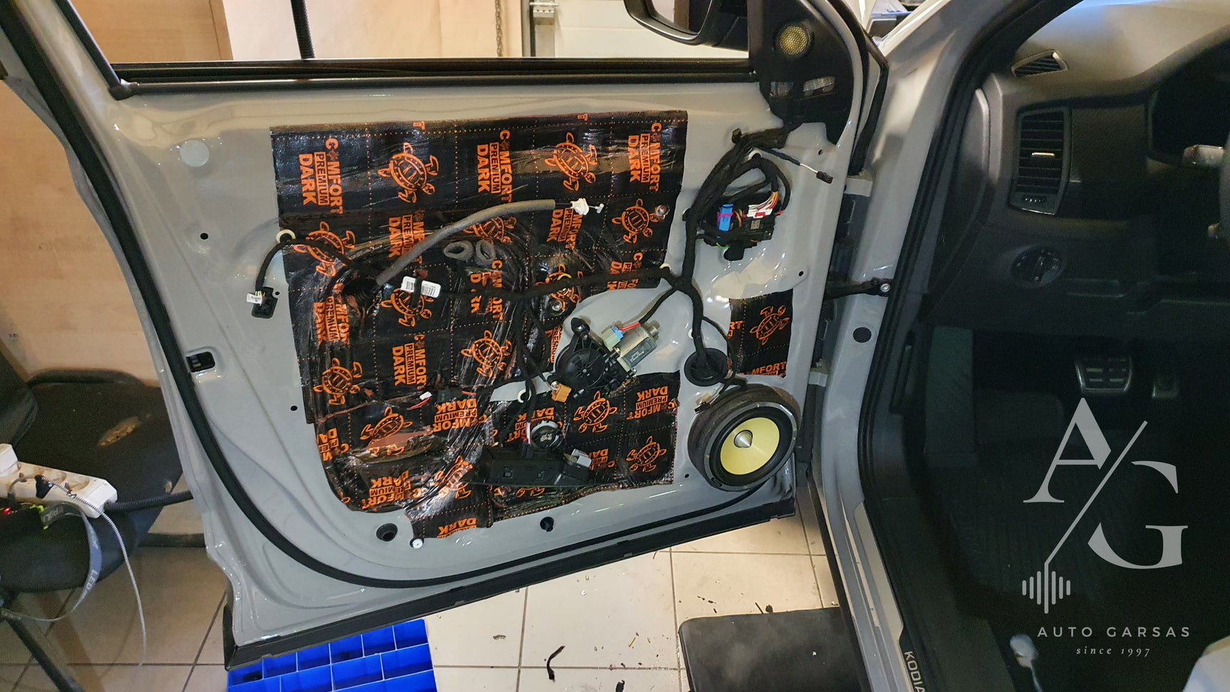 Skoda Kodiaq, garso aparatūros montavimas, subvuferio gamyba, dalinė garso izoliacija