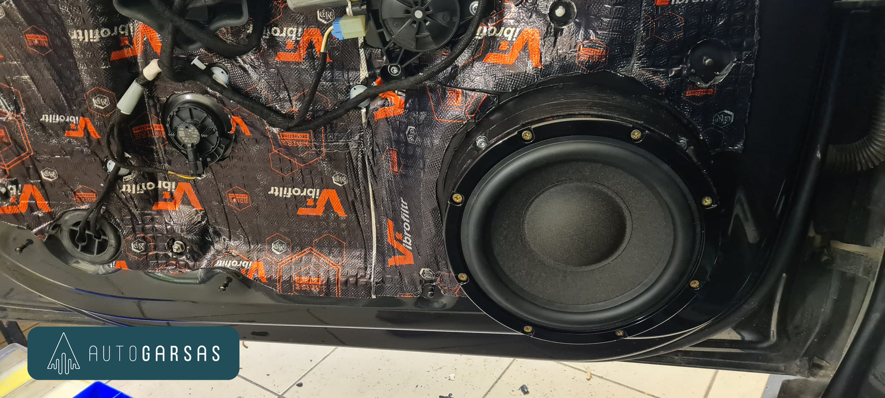 Audi A4 sumontuoti garsiakalbiai duryse | Autogarsas.lt