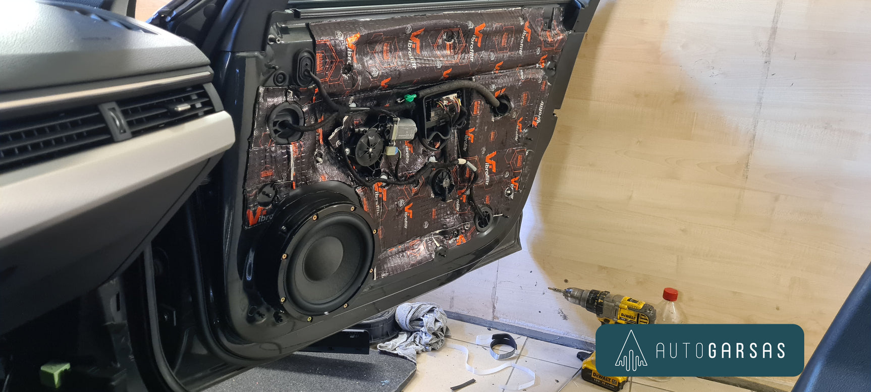 Audi A4 sumontuoti garsiakalbiai duryse | Autogarsas.lt