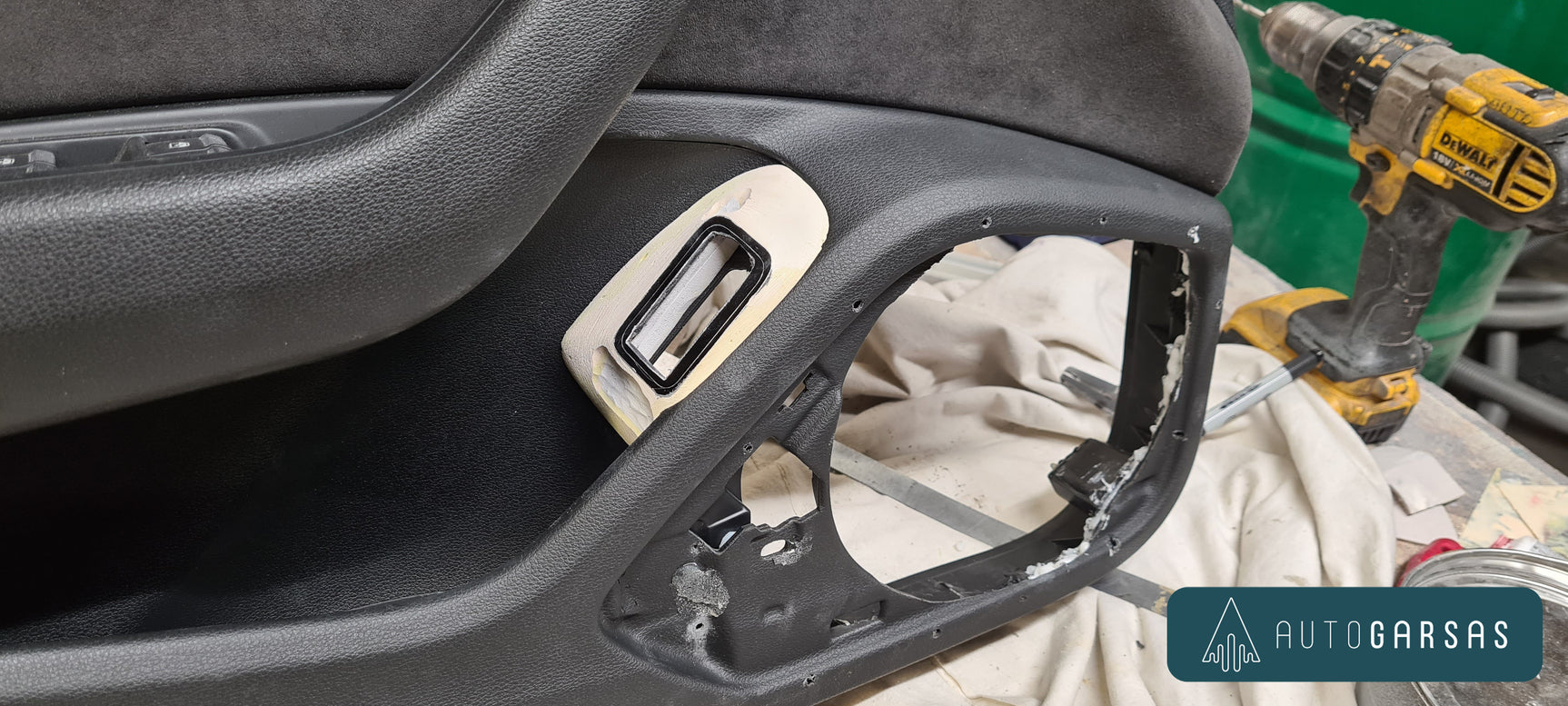 Audi A4 liejama ir gaminama vieta garsiakalbiams durelėse | Autogarsas.lt