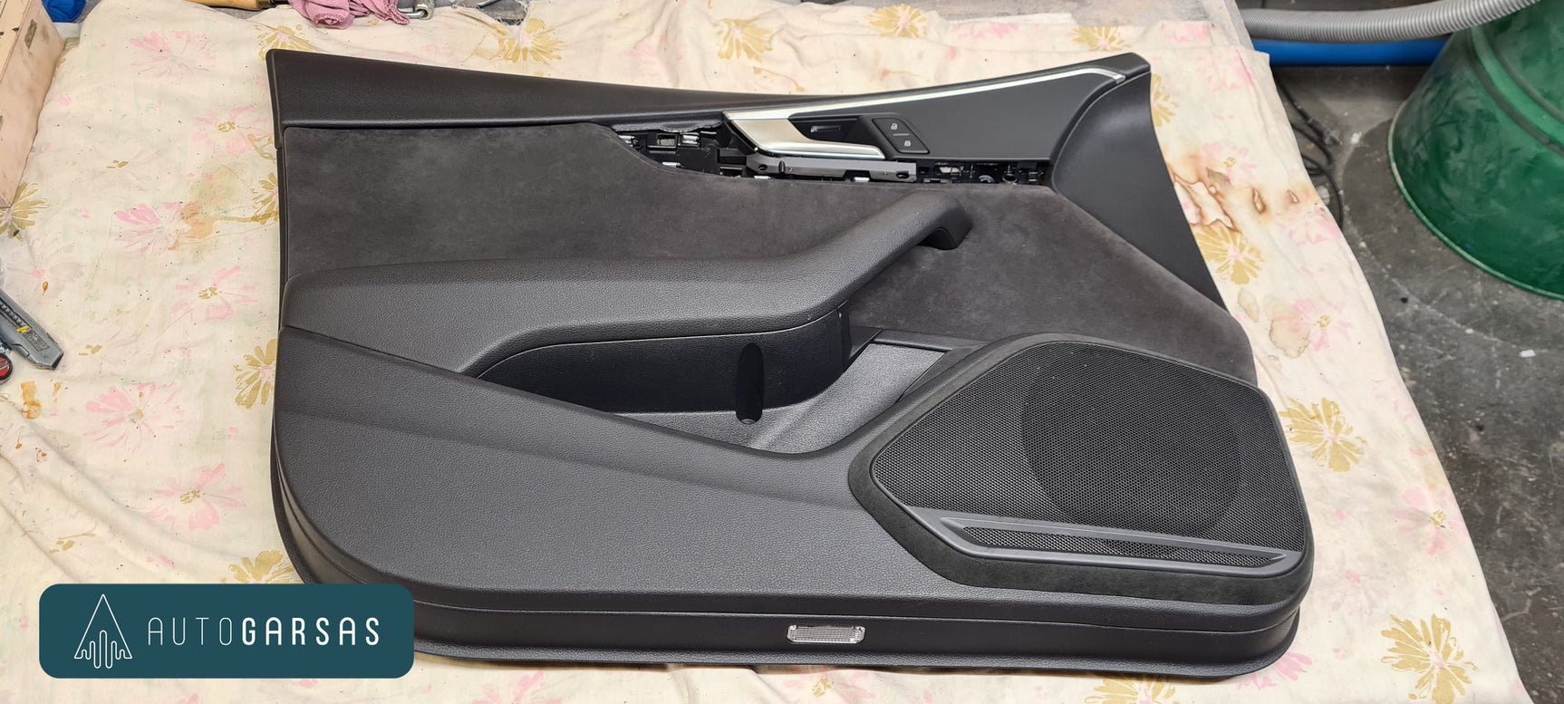 Audi A4 pagaminta vieta garsiakalbiams - durų apmušime | Autogarsas.lt