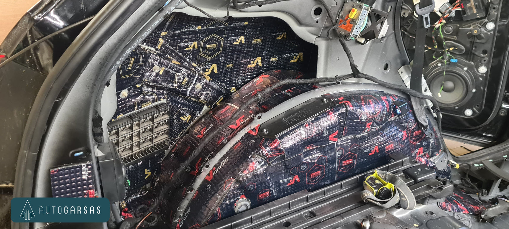 Porsche Cayenne - pilna garso izoliacija, garso aparatūra