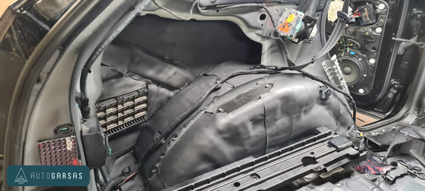 Porsche Cayenne - pilna garso izoliacija, garso aparatūra