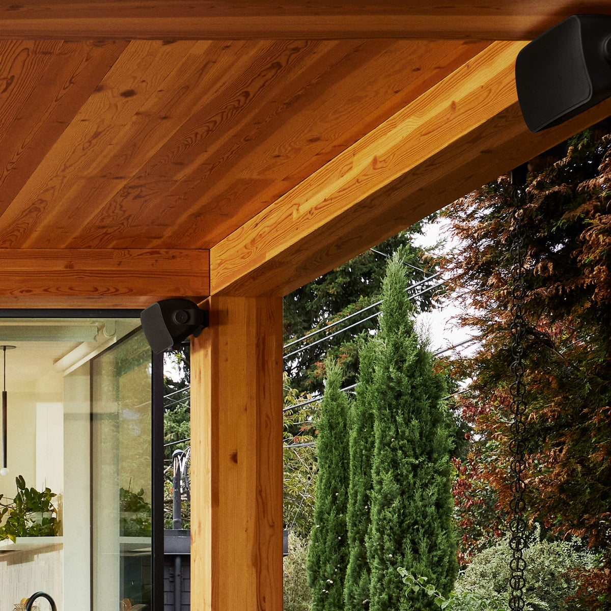Sonos OUTDOOR BY SONANCE, lauke montuojamas garsiakalbis - Juodi garsiakalbiai montuojami ant medinių atramų