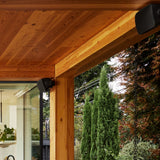 Sonos OUTDOOR BY SONANCE, lauke montuojamas garsiakalbis - Juodi garsiakalbiai montuojami ant medinių atramų