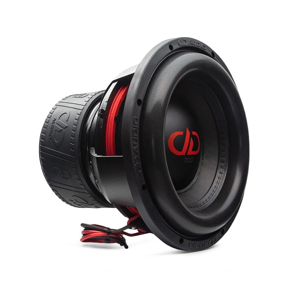 DD AUDIO 712g-D4 - Raudonos laidų jungtys ir raudonas logotipas