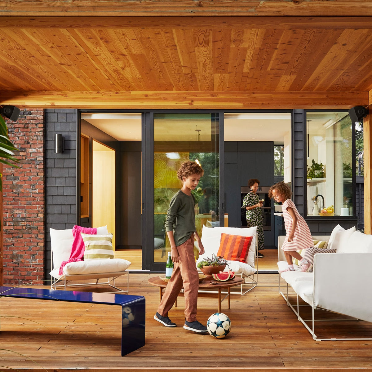 Sonos OUTDOOR BY SONANCE, lauke montuojamas garsiakalbis - Juodi garsiakalbiai pritvirtinti prie lubų