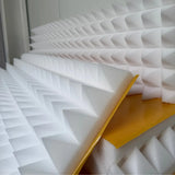 Akustinis porolonas PIRAMIDĖS-L su savaime prilimpančiu paviršiumi (1x1m)