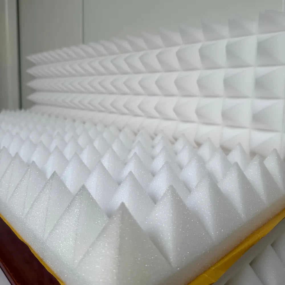 Akustinis porolonas PIRAMIDĖS-L su savaime prilimpančiu paviršiumi (1x1m)