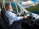 Alpine i902D-DU, automobilinė multimedija su navigacija - priekinis skydelis su multimedija ir vairuotoju