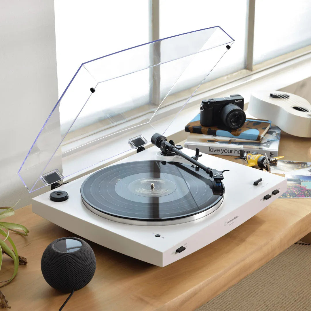 Audio-Technica AT-LP3XBT, automatinis patefonas su Bluetooth 5.2 - baltas patefonas su atidarytu dangčiu