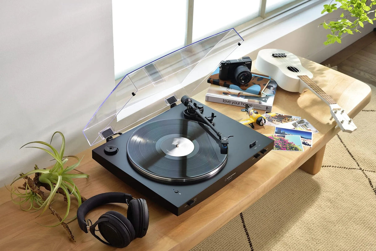 Audio-Technica AT-LP3XBT, automatinis patefonas su Bluetooth 5.2 - Ausinės, augalas ir ukulele šalia patefono