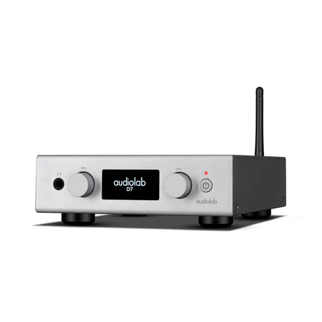 Audiolab D7, skaitmeninis garso keitiklis (DAC) - Sidabrinis korpusas, antenos detalė, ekranas