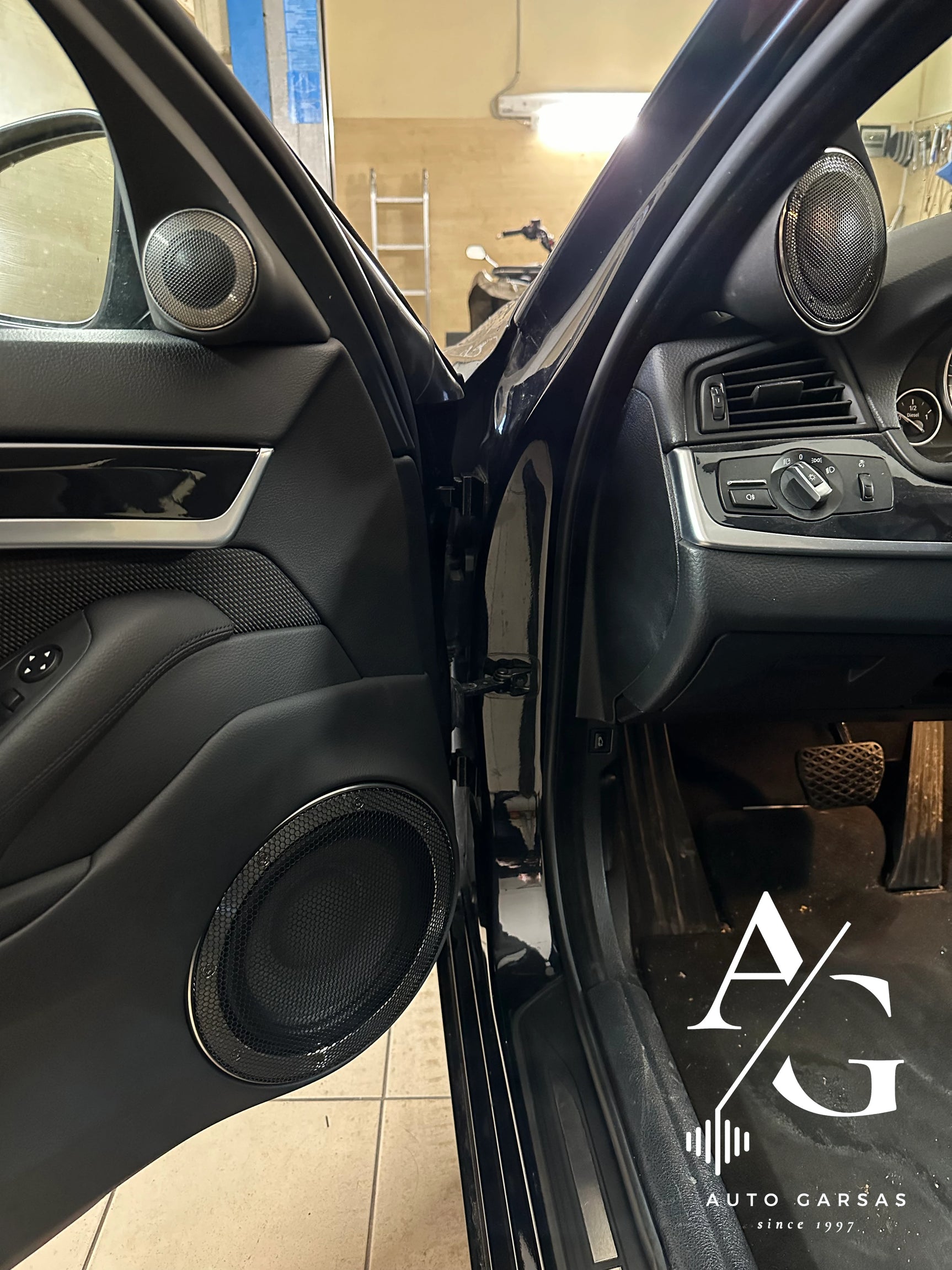 Autogarso Demo automobilis BMW F10 (nuolat tobulinamas) - Papildomi garsiakalbiai duryse ir prietaisų skydelyje
