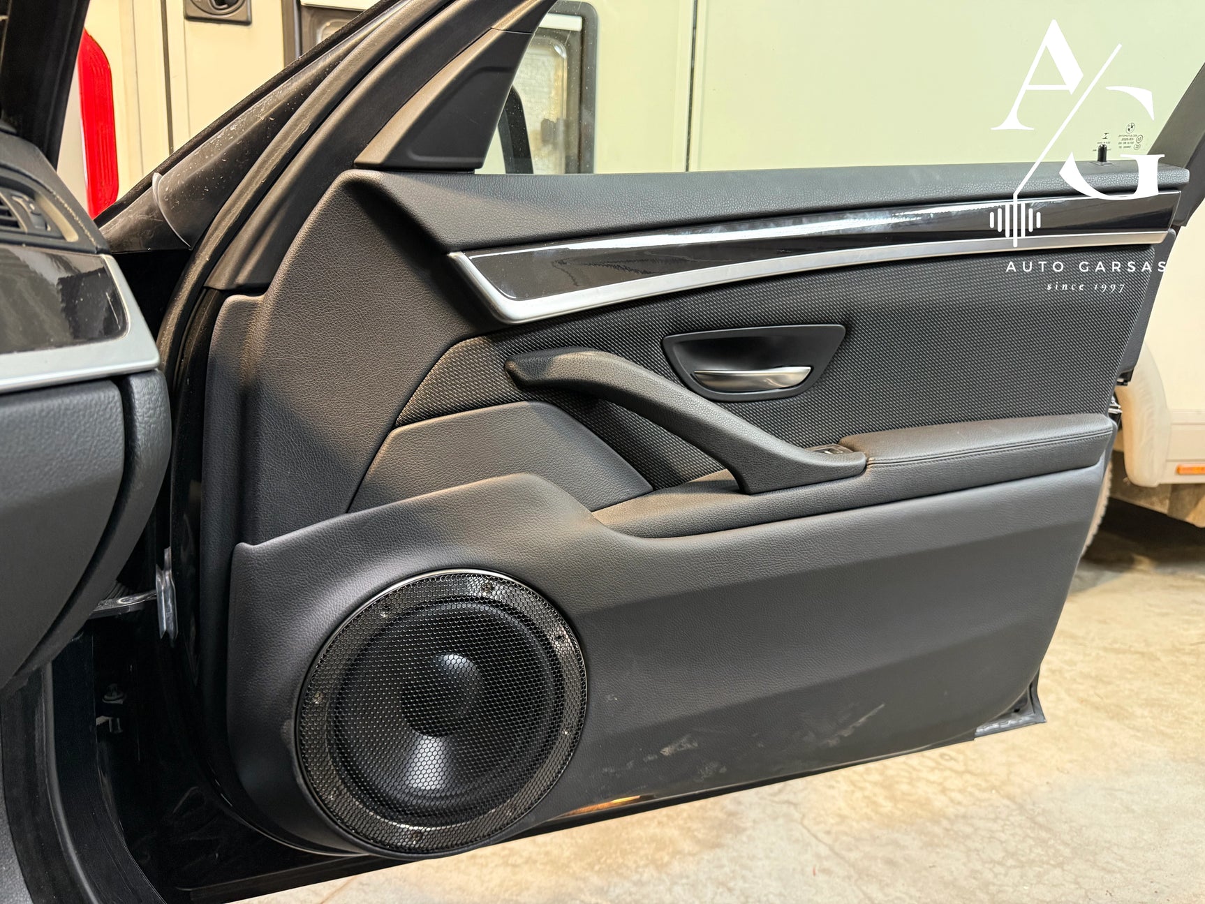 Autogarso Demo automobilis BMW F10 (nuolat tobulinamas) - Durų vidinė pusė su garsiakalbiu