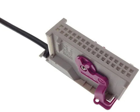 Aux įėjimo adapteris Audi RNS-E 32pin - Jack 3.5 - Adapterio galinė dalis su fiksatoriumi
