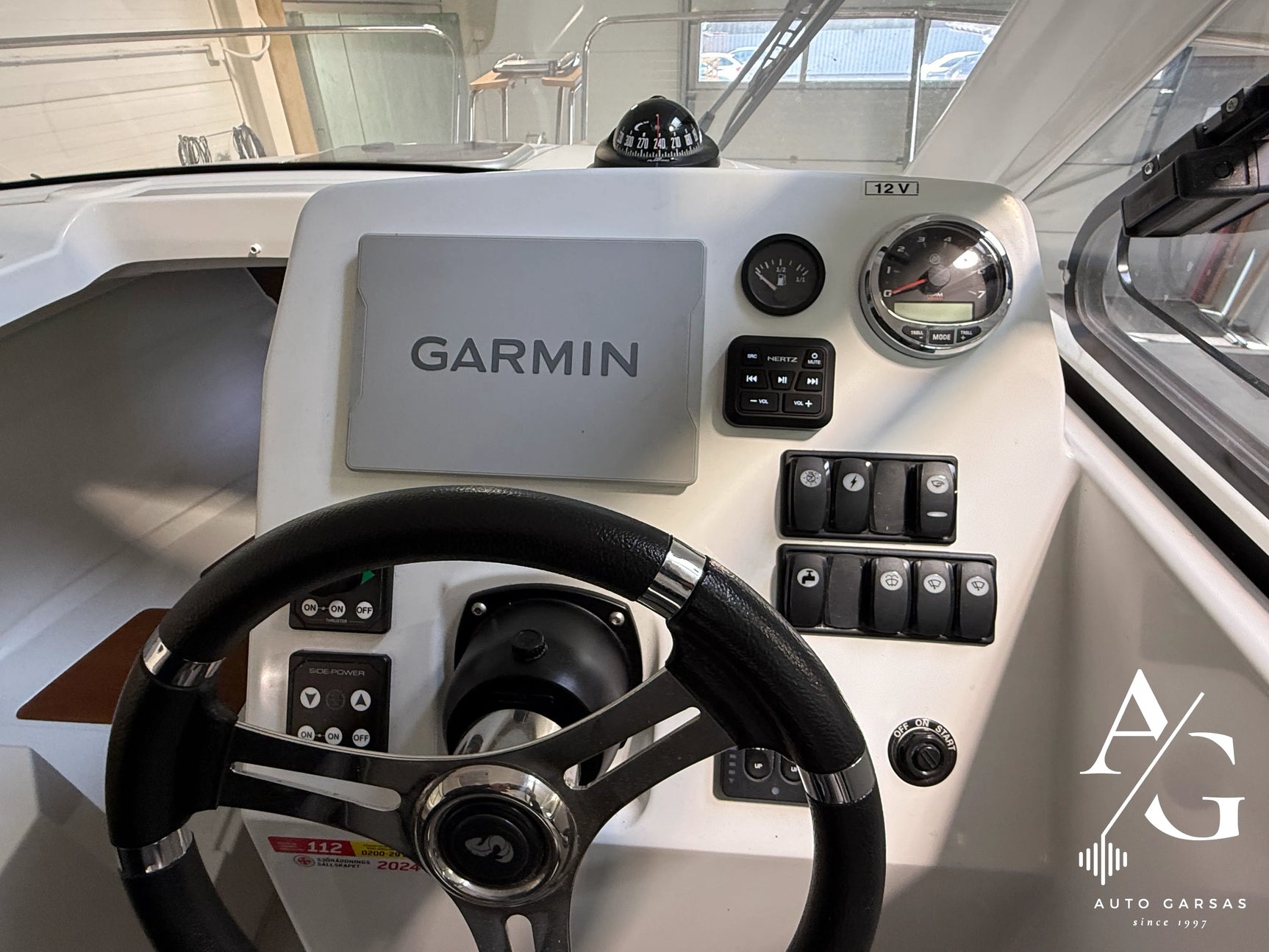 Bayliner Antares 7 (2026m), sumontuota kateriui jūrinė garso aparatūra - Garmin ekranas, mygtukai, vairas, kompasas