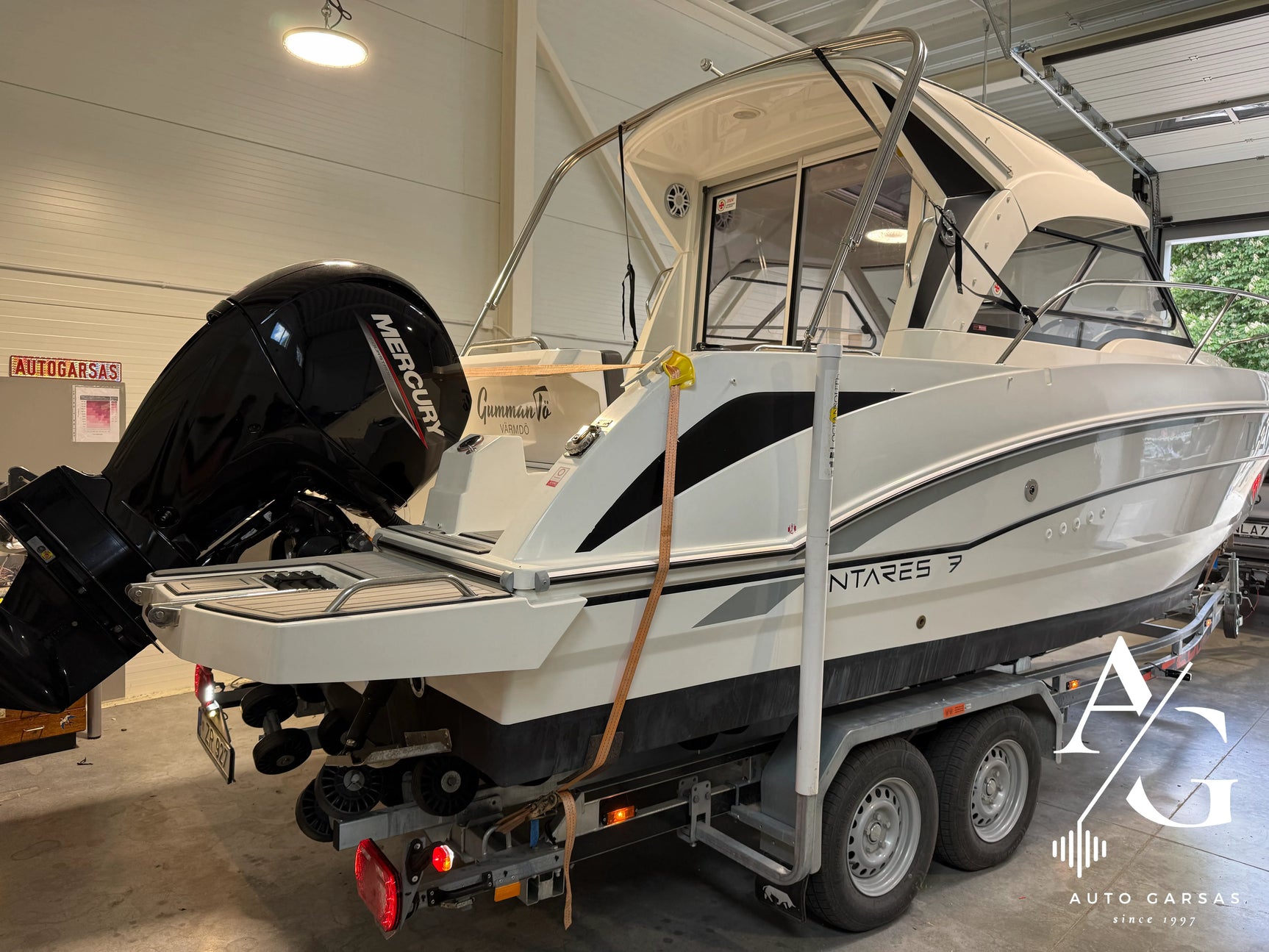 Bayliner Antares 7 (2026m), sumontuota kateriui jūrinė garso aparatūra - Jūrinė garso kolonėlė ant stogo