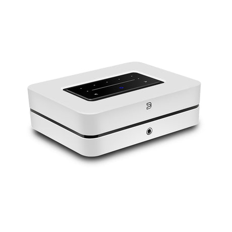 Bluesound POWERNODE, Multiroom tinklo stiprintuvas su BluOS, Dirac Live, HDMI ARC - priekinė panelė su jungtimi ir logotipu