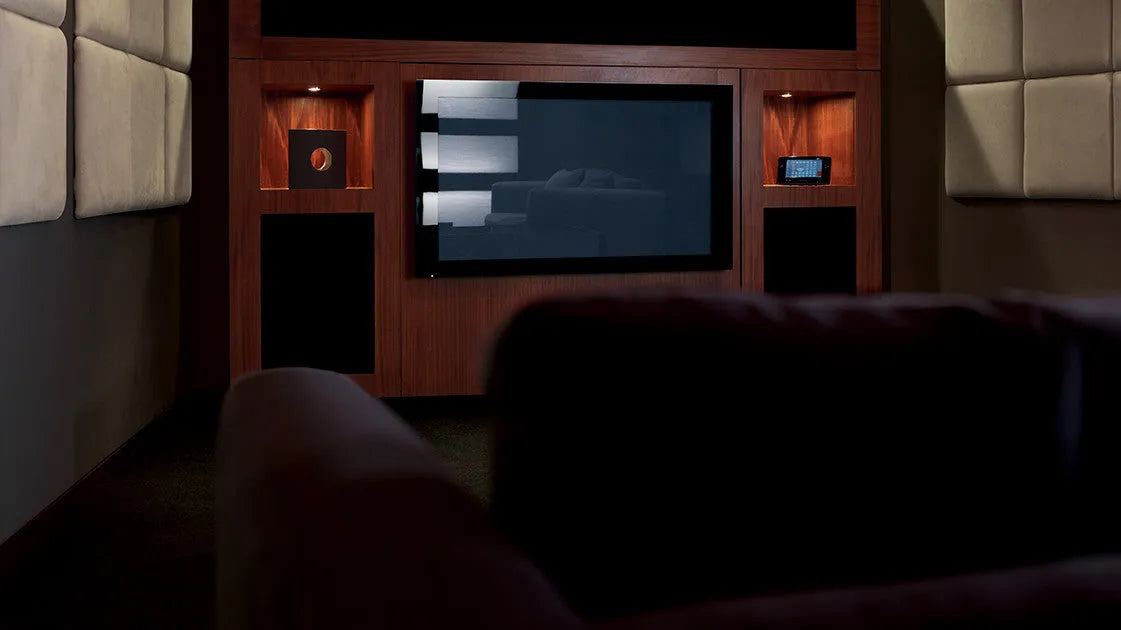 Bowers & Wilkins CT7.4 LCRS, įmontuojama garso kolonėlė - įmontuotos kolonėlės ir televizorius nišoje