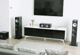 Bowers & Wilkins HTM6 S2 Anniversary Edition, centrinė garso kolonėlė - centrinė kolonėlė ant balto staliuko