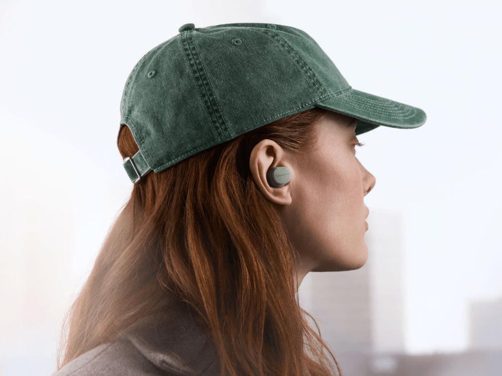 Bowers & Wilkins Pi6, True Wireless ANC belaidės ausinės - Moteris su ausine ir kepure