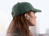 Bowers & Wilkins Pi6, True Wireless ANC belaidės ausinės - Moteris su ausine ir kepure