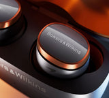 Bowers & Wilkins Pi8 McLaren Edition, In-Ear belaidės ausinės su triukšmo slopinimu - detalus ausinių ir dėklo vaizdas