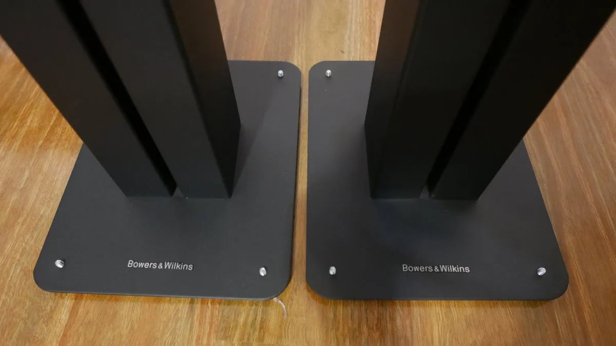 Bowers & Wilkins STAV24, užpildomi kolonėlių stovai (kaina už 2 vnt.) - Dvi juodos kolonėlių atramos su logotipu