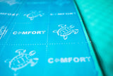 COMFORT MAT SOFT WAVE EXPERT (15mm), akustinis porolonas - Mėlyna spalva su baltomis vėžliukų ir užrašo "COMFORT" figūromis