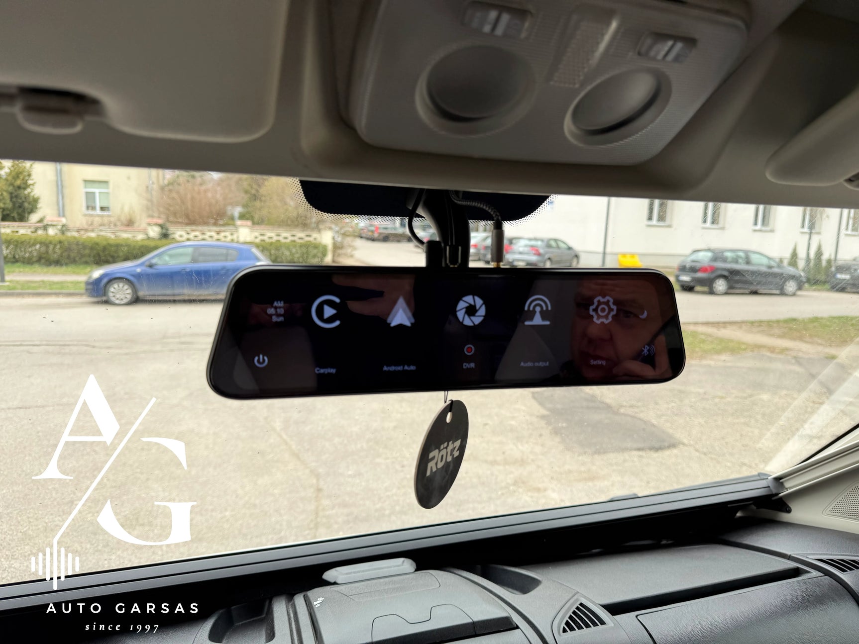 CarPlay ir Android Auto veidrodis sumontuotas kemperyje MENIU
