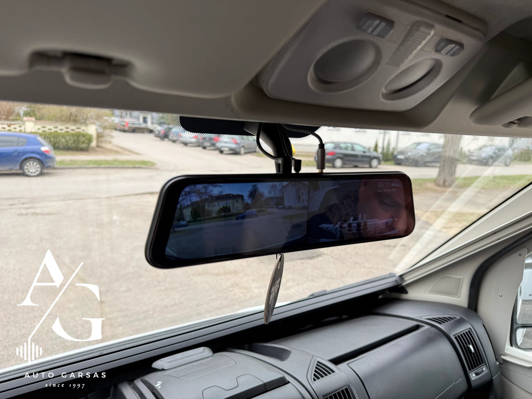 CarPlay ir Android Auto veidrodis sumontuotas kemperyje PRIEKIO IR GALO VAIZDAS