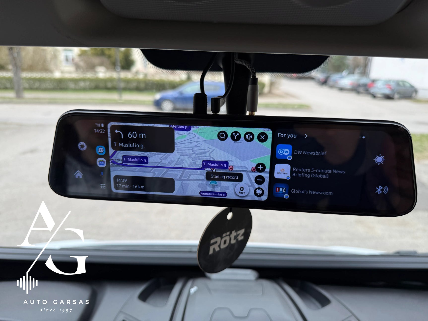 CarPlay ir Android Auto veidrodis sumontuotas kemperyje WAZE