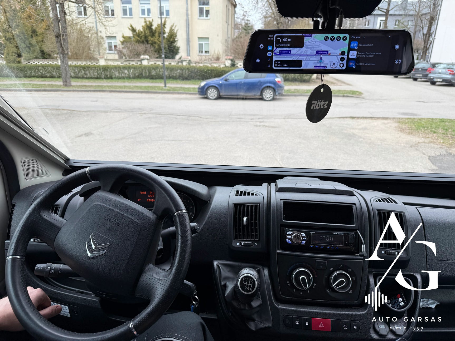 CarPlay ir Android Auto veidrodis sumontuotas kemperyje WAZE bendras vaizdas