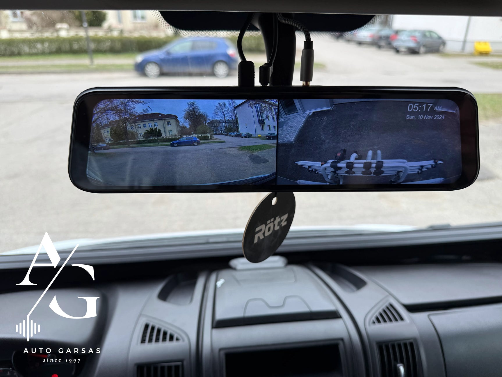 CarPlay ir Android Auto veidrodis sumontuotas kemperyje VAIZDAS IŠ PRIEKIO IR GALO