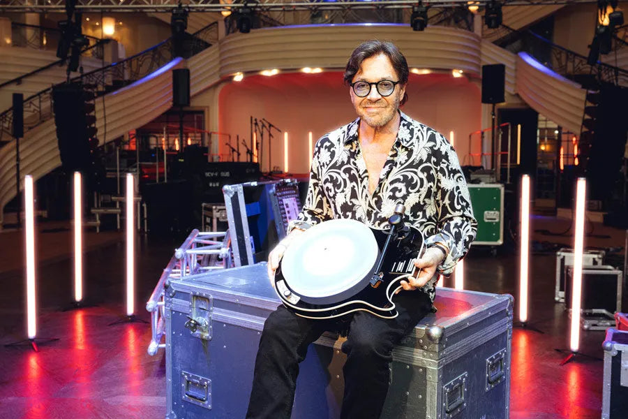 Clearaudio Celebrity “Al Di Meola” Edition, patefonas - Vyras laiko patefoną su plokštele